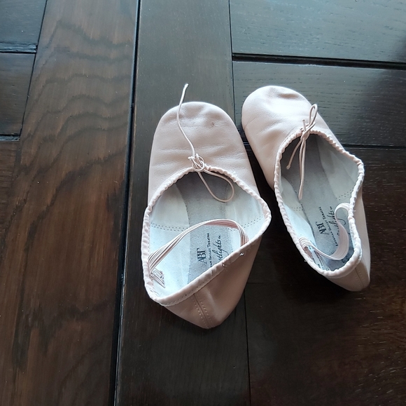 BALLET SLIPPERS SIZE 13/misc bin